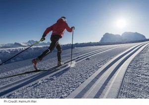 Langläufer auf der Seiseralm im Hintergrund der Lang-und Plattkofel